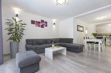 Kapelica, Dnevna soba v nastanitvi vrste house, dostopna klima in WiFi.