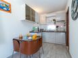 Žedno, Bucătărie în unitate de cazare tip studio-apartment, aer condiționat disponibil şi WiFi.