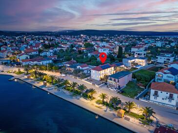 Sukošan, Zadar, Objekt 24518 - Apartmaji v bližini morja s prodnato plažo.