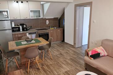 Ferienwohnungen mit Parkplatz Novi Vinodolski - 24527