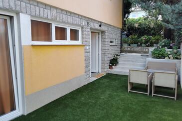 Ferienwohnungen mit Parkplatz Novi Vinodolski - 24527