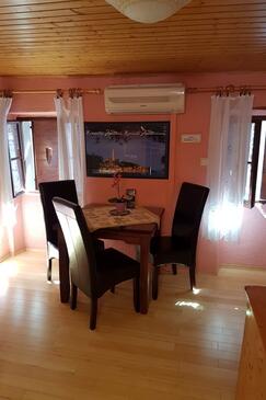 Rovinj, Comedor en alojamiento de tipo studio-apartment, aire acondicionado disponible y WiFi.