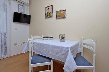 Barbat, Sufragerie în unitate de cazare tip apartment, aer condiționat disponibil şi WiFi.