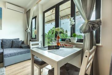 Rovinj, Comedor en alojamiento de tipo studio-apartment, WiFi.