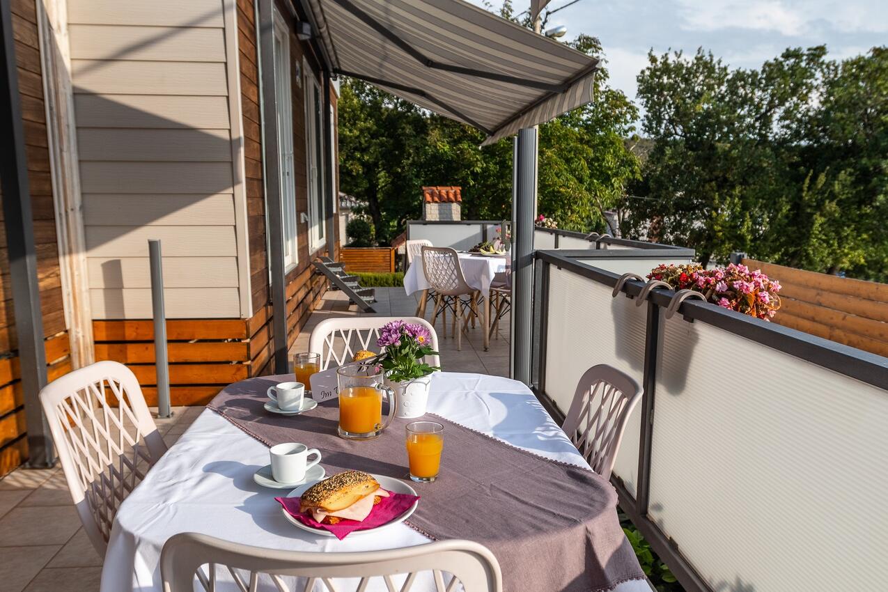 Ferienwohnungen mit Pool für Familien Donji Zagon, Novi Vinodolski - 24555