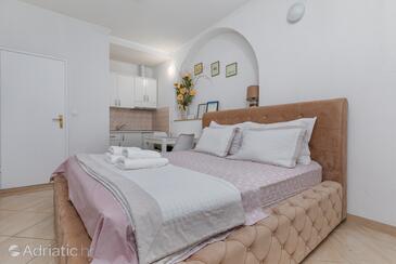 Leiligheter med parkering Makarska - 24562