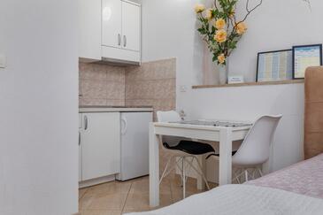 Makarska, Столовая в размещении типа studio-apartment, WiFi.