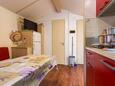 Kurila, Dining room in the apartment, air condition available and WiFi.