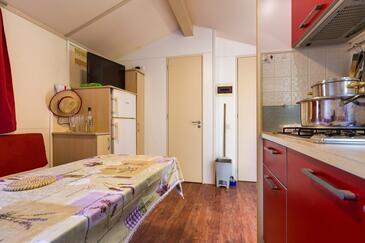 Kurila, Dining room in the apartment, air condition available and WiFi.