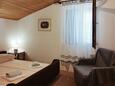 Mandre, Bedroom 1 in the apartment, (pet friendly) and WiFi.