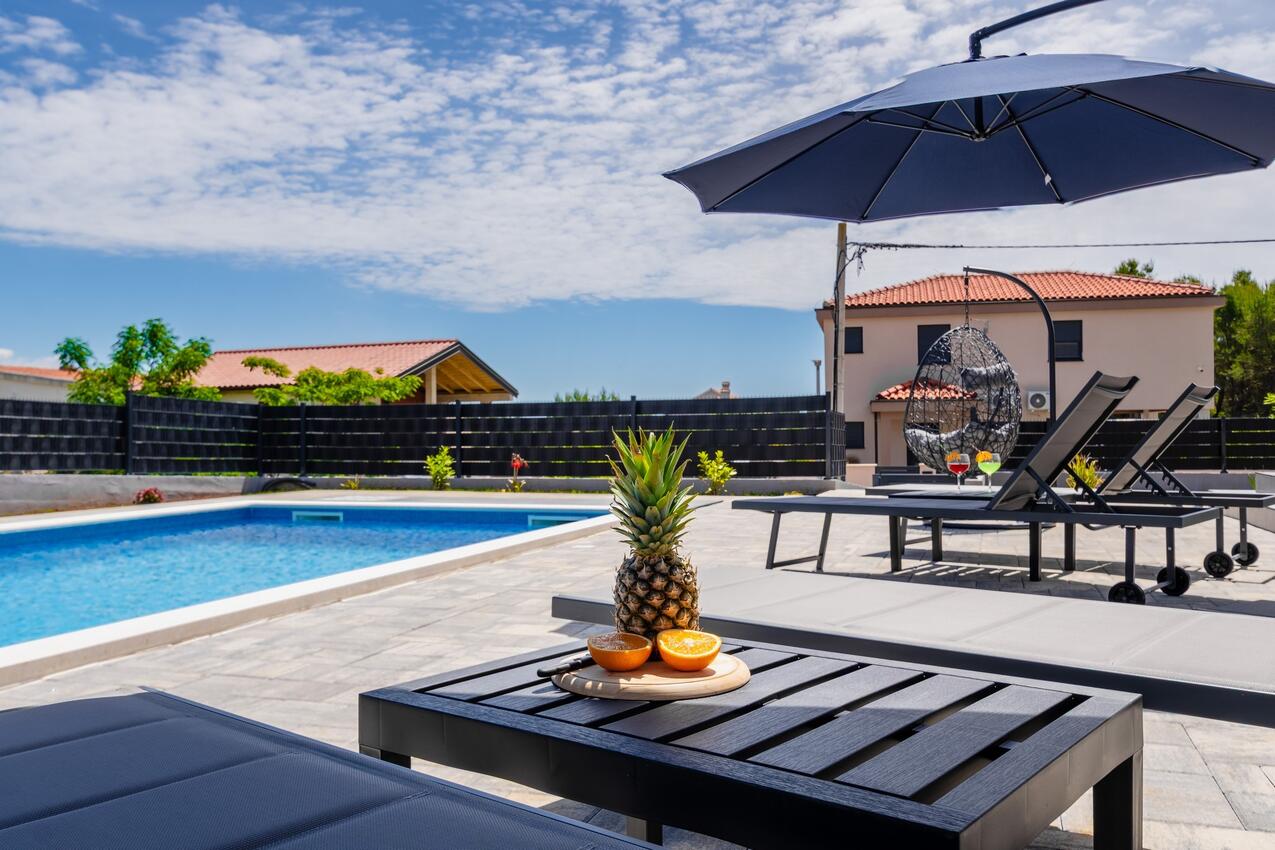 Family friendly house with a swimming pool Vir - Lozice, Vir - 24575