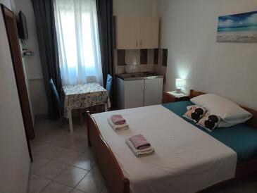 Apartmány a pokoje s parkovištěm  Medulin - 24576