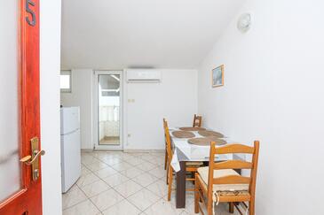 Rogoznica, Jídelna v ubytování typu apartment, s klimatizací a WiFi.