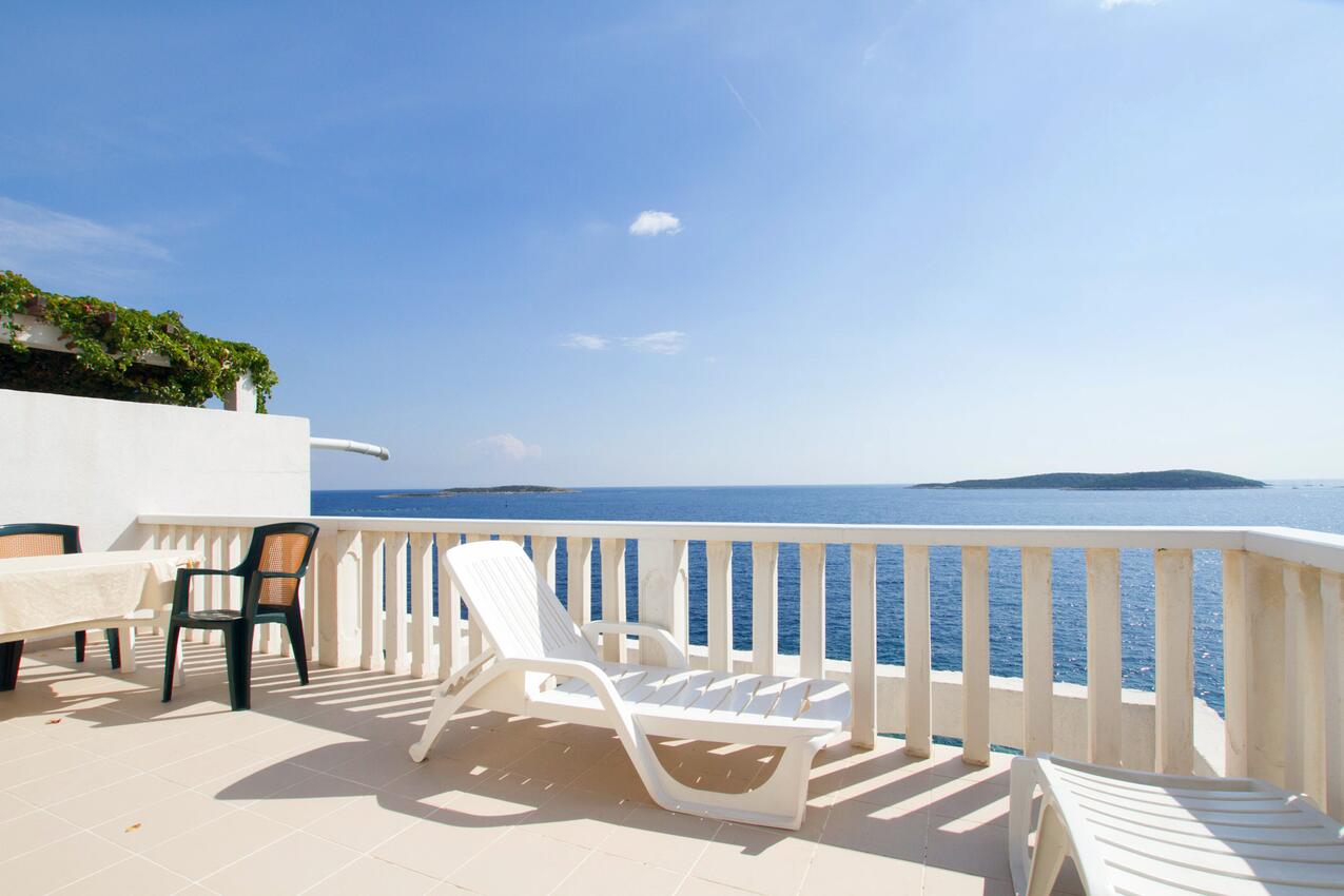Apartments by the sea Milna, Vis - 2461