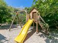 Igrane, Makarska, Двор 24626 - Апартаменты вблизи моря с галечным пляжем.