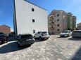 Trogir, Trogir, Parkirišče 24640 - Apartmaji s prodnato plažo.