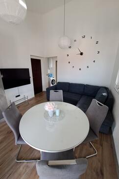 Maslenica, Living room 1 in the house, air condition available, (pet friendly) and WiFi.