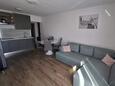Maslenica, Living room 3 in the house, air condition available, (pet friendly) and WiFi.