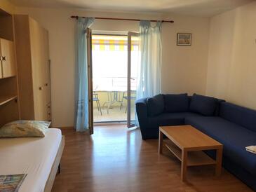 Tučepi, Sala de estar en alojamiento de tipo apartment, aire acondicionado disponible, se admiten mascotas y WiFi.