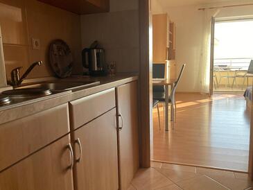Tučepi, Konyha szállásegység típusa studio-apartment, háziállat engedélyezve és WiFi .