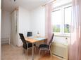 Tučepi, Sala da pranzo nell'alloggi del tipo studio-apartment, animali domestici ammessi e WiFi.
