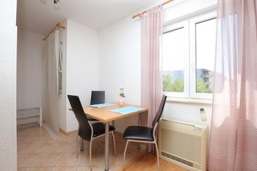 Tučepi, Sala da pranzo nell'alloggi del tipo studio-apartment, animali domestici ammessi e WiFi.
