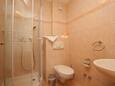 Tučepi, Baño en alojamiento de tipo studio-apartment, se admiten mascotas y WiFi.