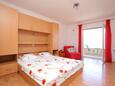 Tučepi, Dormitorio en alojamiento de tipo studio-apartment, aire acondicionado disponible, se admiten mascotas y WiFi.
