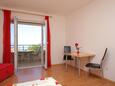 Tučepi, Comedor en alojamiento de tipo studio-apartment, se admiten mascotas y WiFi.