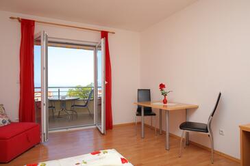 Tučepi, Comedor en alojamiento de tipo studio-apartment, se admiten mascotas y WiFi.