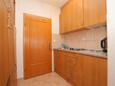 Tučepi, Cocina en alojamiento de tipo studio-apartment, se admiten mascotas y WiFi.