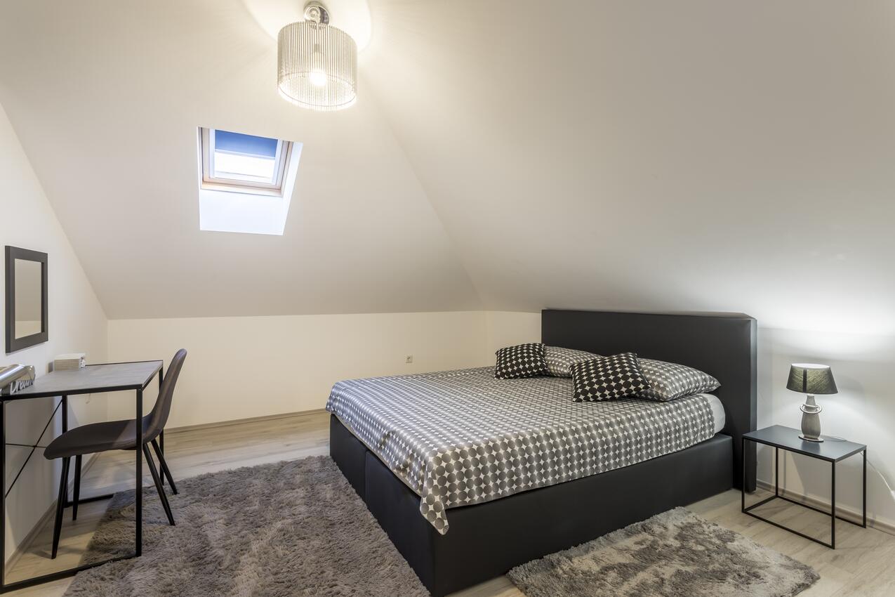 Appartamenti con parcheggio Kastel Novi, Castelli - Kaštela - 24645