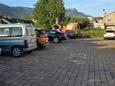 Kaštel Novi, Kaštela, Parkeerplaats 24645 - Appartementen met een kiezelstrand.
