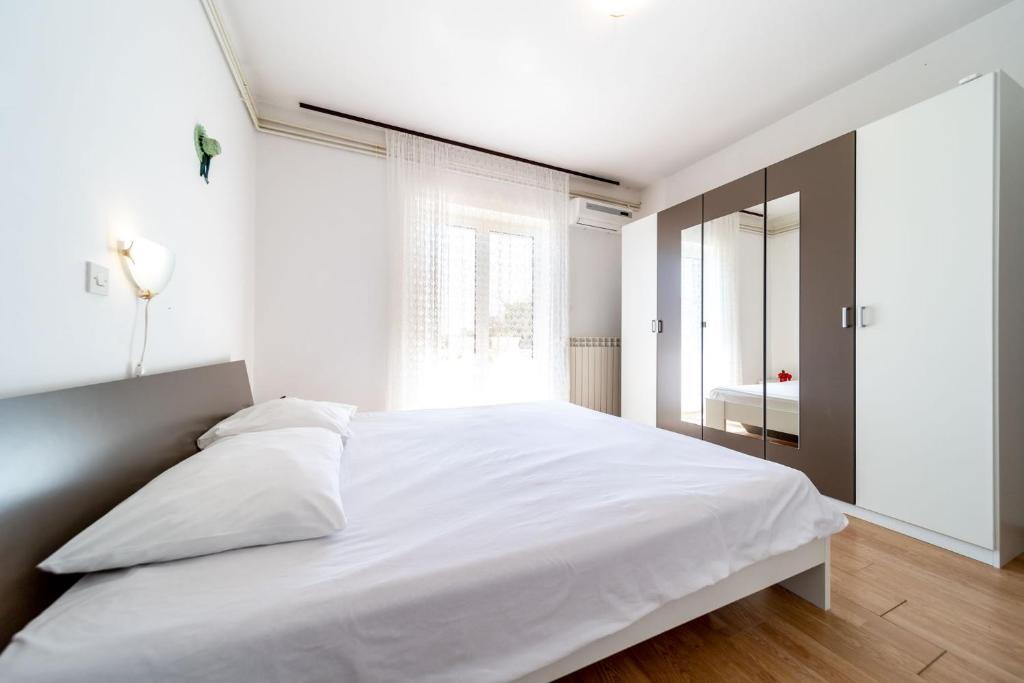 Appartamenti accanto al mare Banjol, Arbe - Rab - 24668