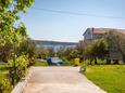 Banjol, Rab, Parkolóhely 24668 - Apartmanok a tenger közelében kavicsos stranddal.