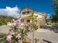 Banjol, Rab, Szálláshely 24668 - Apartmanok a tenger közelében kavicsos stranddal.