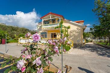 Banjol, Rab, Szálláshely 24668 - Apartmanok a tenger közelében kavicsos stranddal.
