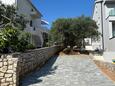Mandre, Pag, Parkering 24670 - Leiligheter med en rullesteinstrand.
