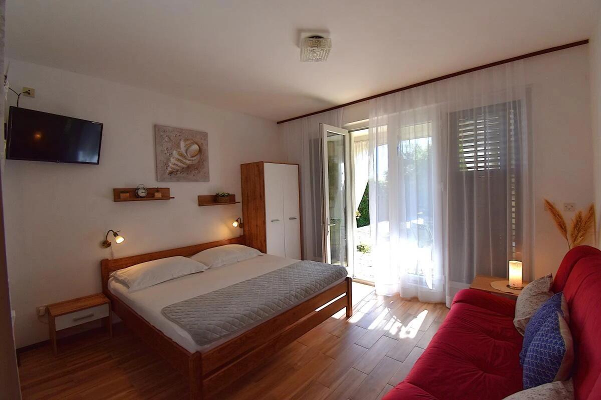 Appartamenti con parcheggio Banjol, Arbe - Rab - 24672