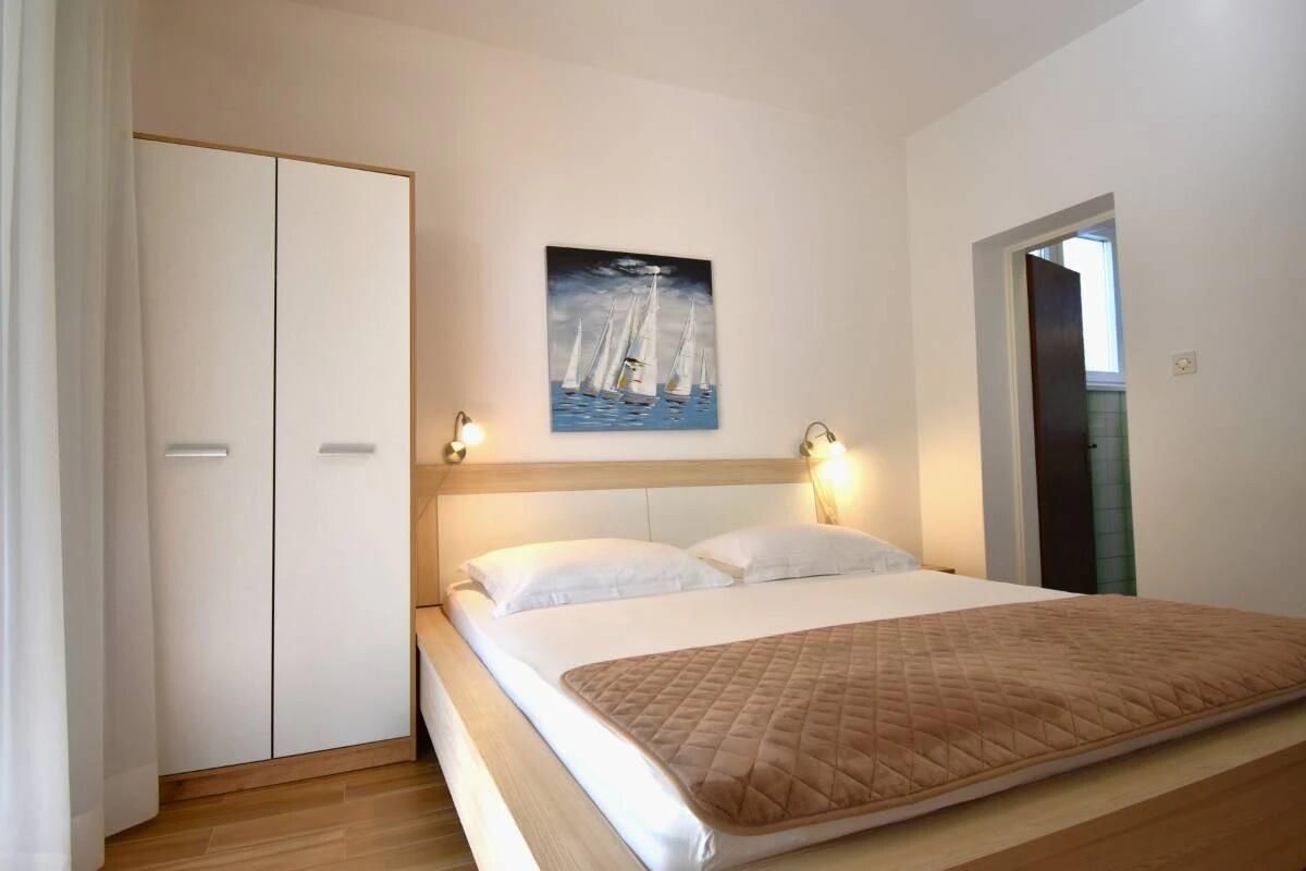 Lägenheter med parkering Banjol, Rab - 24672