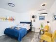 Umag, Dormitor în unitate de cazare tip studio-apartment, aer condiționat disponibil şi WiFi.