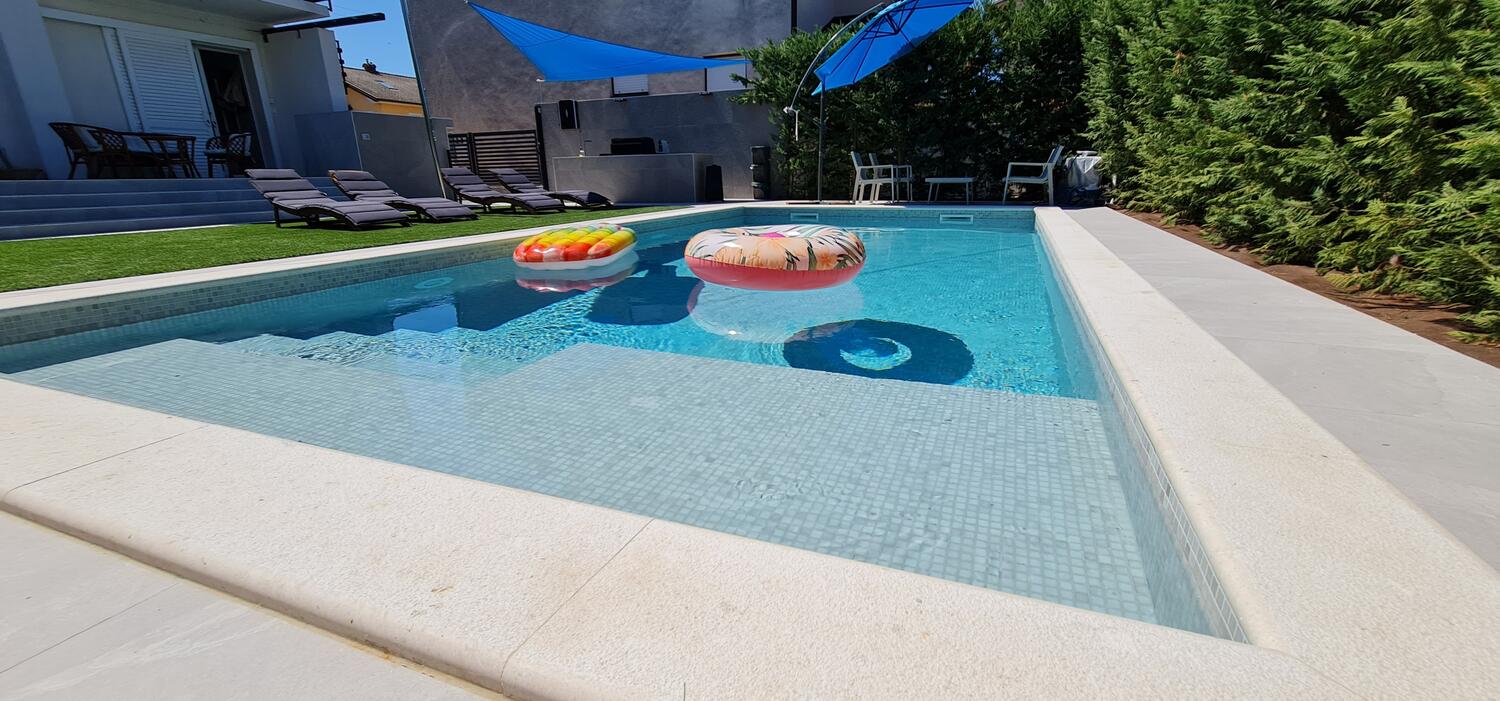 Ferienwohnungen mit Pool Umag - 24680