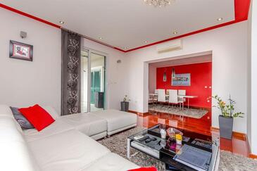 Slatine, Sala de estar en alojamiento de tipo apartment, aire acondicionado disponible y WiFi.