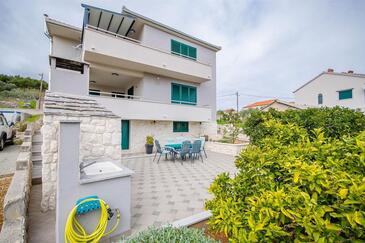 Slatine, Čiovo, Propiedad 24692 - Apartamentos con una playa de guijarros.