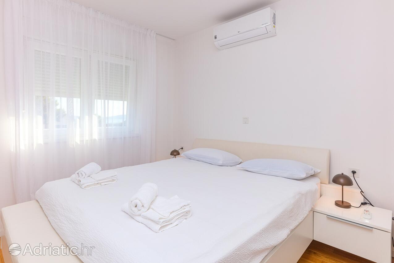 Ferienwohnungen mit Parkplatz Brodarica, Sibenik - 24706