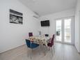 Pag, Salle à manger dans l’hébergement en type apartment, climatisation disponible et WiFi.