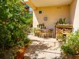 Šibenik, Šibenik, Cour 24719 - Appartement avec une plage de galets.