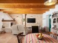 Valtura, Sala da pranzo nell'alloggi del tipo house, animali domestici ammessi e WiFi.
