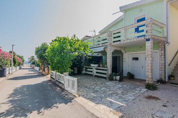Vir, Vir, Objekt 24741 - Apartmani blizu mora sa šljunčanom plažom.
