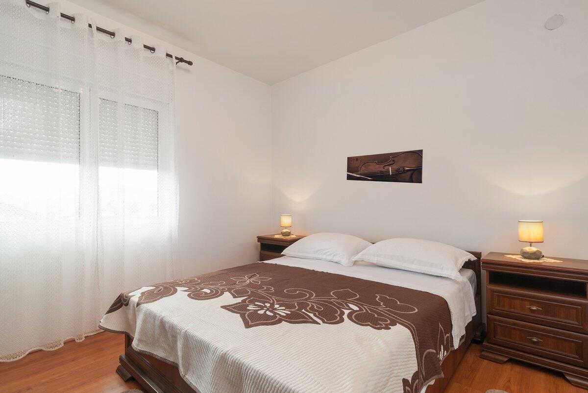 Ferienwohnungen mit Parkplatz Kastel Novi, Kastela - 24745